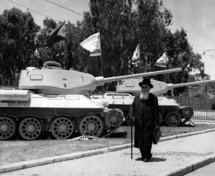 h.) Abdel-Hakím Amer védelmi miniszter személyesen köszönti a csehszlovák kiképzőket egy egyiptomi katonai repülőtéren.