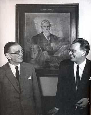Jaroslav Černý (bal oldalt) és prof. Zbyněk Žába (jobb oldalt). A háttérben prof.