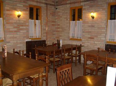 Ide szerencsére már ma sem csak az átutazók térnek be, láttam ott fiatalokat, kisgyermekes családot, akik számára kellemes kikapcsolódást jelentett egy igazi olasz pizza vagy forró csoki