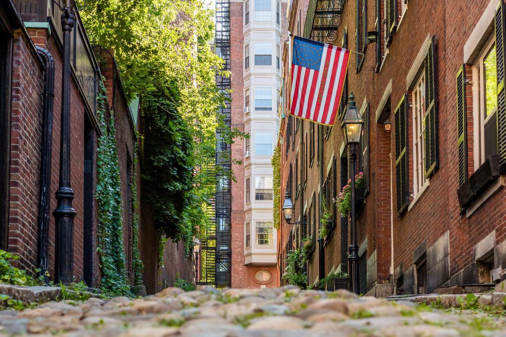 Séta a Freedom Trail sétányon, a nevezetességek megtekintése: Boston Common, Old State House, Faneuil Hall. Séta Beacon Hill macskaköves utcáin, Boston legrégebbi városnegyedében. 5. nap (április 15.