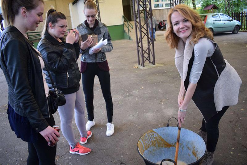 alapanyagokból ínycsiklandozó étel készül.