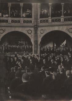 Ferenc József osztrák császár és magyar király vadászatra indul. Az Artur Floeck udvari fényképész által felvett kép valamikor a századforduló táján készülhetett az Alpokban. Mérete: 185 x 245 mm.