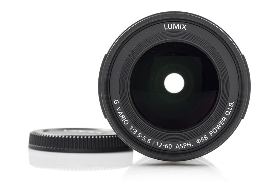 A Panasonic G Vario 12-60 mm F3.5-5.6 Asph. Power O.I.S. 210 grammot nyom, terjedelme 66 x 71 milliméteres.