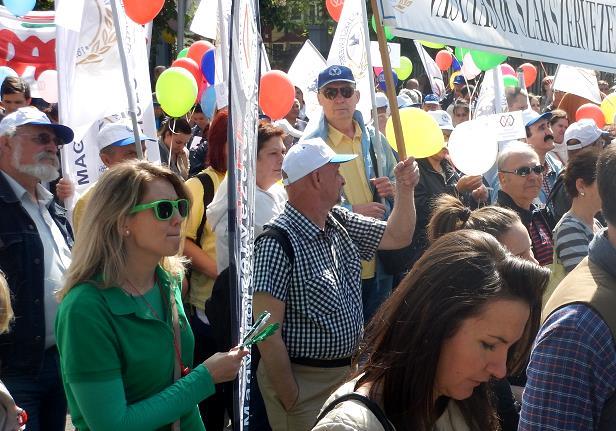 De többen is szóltak hozzánk, elsőként Dittmayer Izabella, szakszervezetünk munkatársa lépett a színpadra, és köszöntötte a szakszervezeteket, kollégákat.