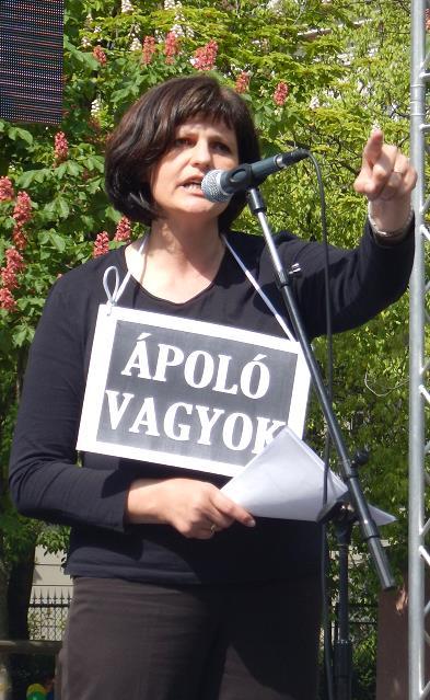 mondta, mert mindannyian ugyanazzal a bajjal küzdünk.