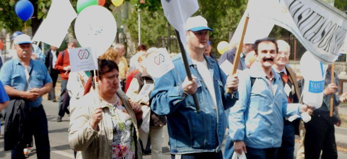Ezzel a május elsejei demonstráció első része véget ért, a közben gyarapodó tömeg a szónokok