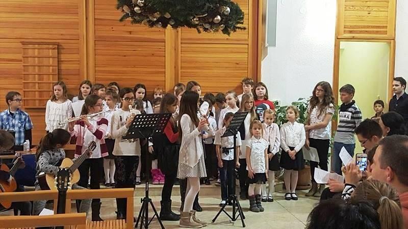 Erre kitűnő példa a Karácsonyi Zenei Koncert, ahol a fiatal művészeknek is jár a színpad és rivaldafény. Mackó nap közel a tavasz!