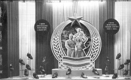 Cipôbolt propagandakirakata az 1950-es években / Propagandistic shop window of a shoe shop in the 1950s archív fotó (Magyar Kereskedelmi és Vendéglátóipari Múzeum, Budapest) következôen a nôket