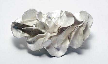 Fekete Fruzsi: Leaves bross / Fruzsi Fekete: Leaves. Brooch 2017, ezüst, öntés, 4x4 cm Fotó: Nyíri Julianna tárlaton az ékszerek installálásával is megidézték a spanyol hangulatot.