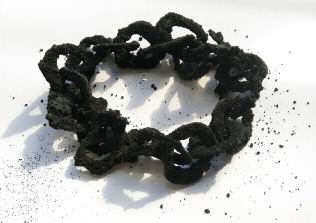 A tervezôk nevüket nem tüntették fel kü - lön-külön a tárgyak mellett, ami szintén a koncepció része volt, mivel a külföldi vásárokon és rendezvé - nyeken ôk maguk személyesen meséltek kreációik ról,