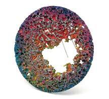 Tengely Nóra: Fragmented Movement / Nóra Tengely: Fragmented Movement 2018, ezüst, pala, forrasztás, 3x11x0,8 cm lönféle fémekbôl, itt azonban ezeknek a finom rész le - teknek a csillogása
