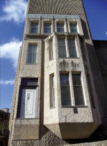 között méltatta Mackintosh egyik kedvelt motívu mát, amelyet a szerzô»harcsaszájalakúan«fölkunkorodó - nak nevez 12 a budapesti Iparmûvészeti Múzeum is szerette volna bemutatni Mackintosh alkotásait,