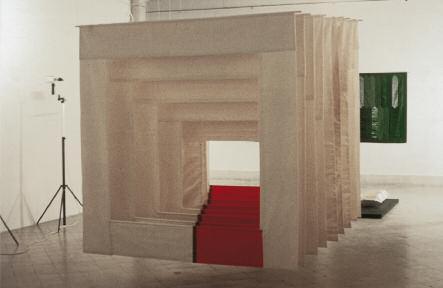 Szilvitzky Margit: Átrendezôdés, szalagrelief / Margit Szilvitzky: Realignment.