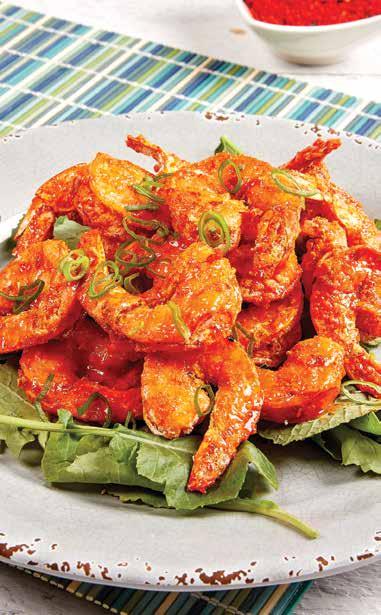 BANG BANG GARNÉLA BANG BANG GARNÉLA 6 adag 1 csésze keményítőliszt ¼ tk Sriracha por körülbelül 900 g (21-25 db) garnélarák, hámozott és belezett ¼ csésze édes chili szósz ¼ csésze majonéz Jégsaláta