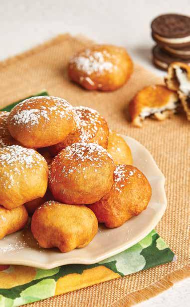 FRITTÍROZOTT CSOKOLÁDÉS KEKSZ FRITTÍROZOTT CSOKOLÁDÉS KEKSZ 8 fő részére 2 croissant leveles tészta 16 töltött duplakeksz Porcukor, körítéshez 1. Vágjon minden croissant tésztalapot 8 négyzetre. 2. Csomagolja mindegyik kekszet egy tésztanégyzetbe.