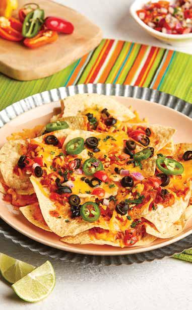 SÜLT NACHOS SÜLT NACHOS 4 személyre 24 nagy tortilla chips ½ csésze babpüré ½ csésze chili 115 g amerikai sajt, kockára vágva ¼ csésze salsa ½ csésze cheddar, reszeltve ¼ csésze fekete olajbogyó,
