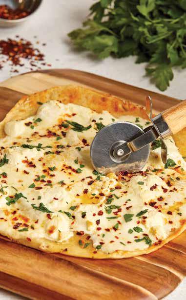 FEHÉR PIZZA FEHÉR PIZZA 1 adag 1 vékony pizza tészta (alternatívaként lángos sütemény tészta) 2 fokhagyma gerezd, apróra vágva ½ tk piros bors pehely 9 szelet friss mozzarella ¼ csésze ricotta 2 tk