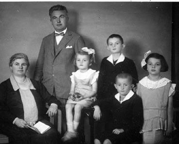 12 Csapod 2007. Akik sokat tettek Csapodért Az öreg mester Horváth Antal (1893-1951) kántortanítót -amíg éltaz egész falu megsüvegelte, nagy tiszteletben tartotta.