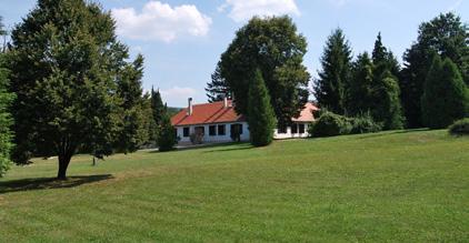 Huszárokelőpuszta Huszárokelőpuszta ma a turisták és a vadászok paradicsoma, de a hazai környezeti nevelés egyik fontos helyszíne is: a négyhektáros gondozott parkban bújik meg a Bakonyi Kisbetyár