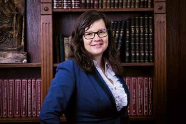 DR. KRAJECZ LAURA a Kúria Közigazgatási-Munkaügyi Kollégiumának jogi ügyintézője Közhellyé vált az a megfogalmazás, hogy a jogászi hivatás nem szolgáltatás, hanem szolgálat, de vajon hányan