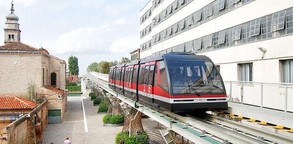 pálya (többnyire vágány) kisebb befogadóképességű járművek kisebb