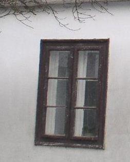 A falazott, fehérre festett oszlopokon támaszkodó tornác alkotja az udvari homlokzatot.