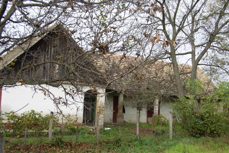 Az udvar felőli homlokzaton pedig falazott, négyzetes keresztmetszetű