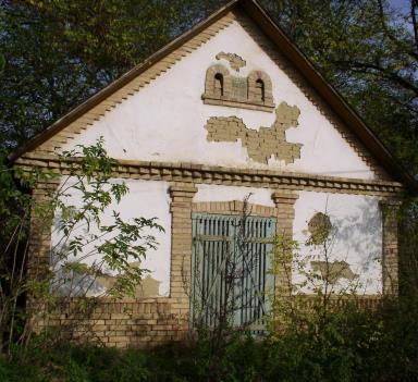 Jellemző vonásként jelennek meg a pilaszterek, az oromfal tetején a lépcsős kialakítású téglasorok, valamint a tagolt párkányzat.