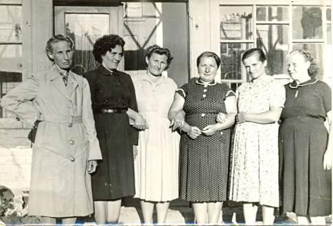 Régi fotók nyomában II. Szülői munkaközösség Jósvafőn az 50-es években Ezt a képet Jakucs Laci Bácsi vagy Marika néni készítette kb. 1958-59-ben.