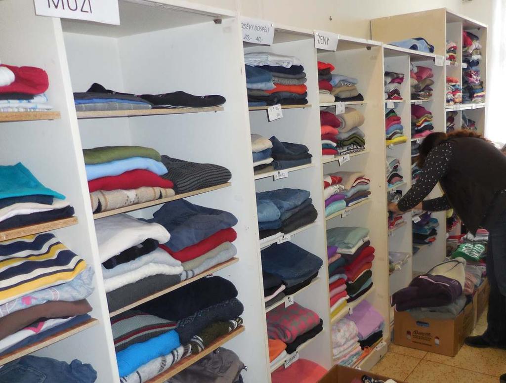 Od roku 2010 SOCIÁLNÍ BAZAR A ŠATNÍK Náš sociální bazar je po přestěhování do nových prostor lépe zařízen. V provozu kromě zaměstnanců pomáhali i dobrovolníci.