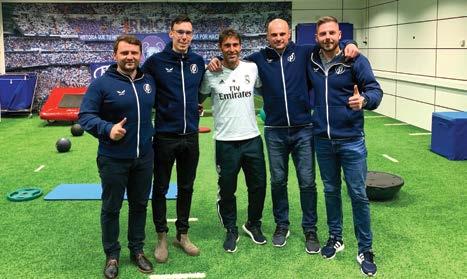 TANULMÁNYÚTON TANULMÁNYÚTON Akadémiánk végzőseinek Valdebebasban elért történelmi győzelme mellett a Real Madriddal fennálló kapcsolatunk szakmailag is tovább erősödött: a 2018 októberében létrejött