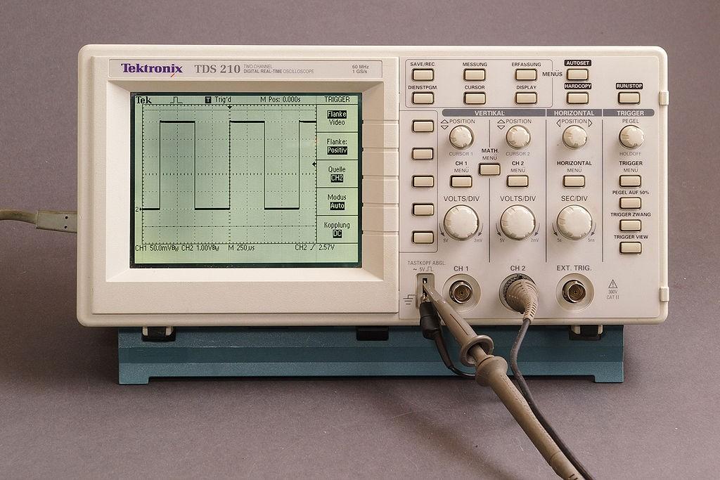 vizsgálhatunk Analóg eszközöknél a tárolás (a jel rögzítéset nehezen oldható meg Digitális oszcilloszkóp: a működés elve digitális: