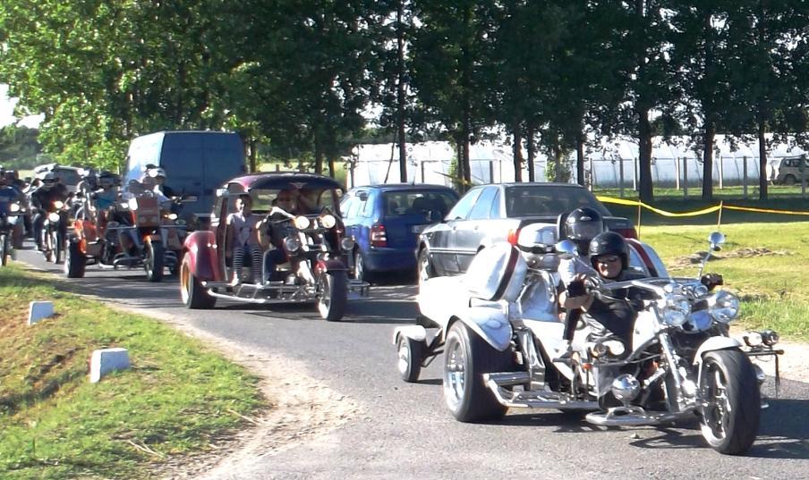 - 195 - Háromkerekű járművek a motoros felvonuláson A szombati nap szentmisével kezdődött, majd az I-II. világháborús emlékműveknél volt megemlékezés.