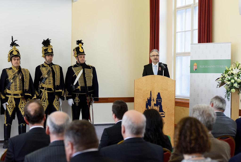 Laczik Istvánnénak, az Agrárminisztérium Gazdálkodási Főosztály pénzügyi referensének az igazgatás kötelezettségvállalási és elszámolási feladataiban végzett kiemelkedő tevékenységéért; Lázár
