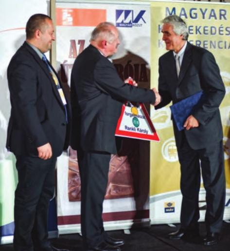 dolgozó kollégák elismerésére. Az Év útkaparója díjat, az emlékplakettet és az oklevelet Szilvai József Attila a Magyar Közút Nonprofit Zrt. vezérigazgatója adta át.
