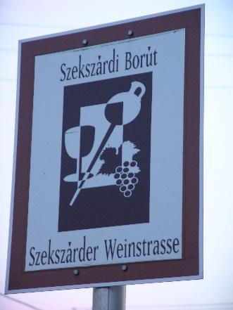 2.5. Információs táblarendszer kialakítása Az egyesület kommunikációjának egyik első eleme a többszintű információs táblarendszer kihelyezése.