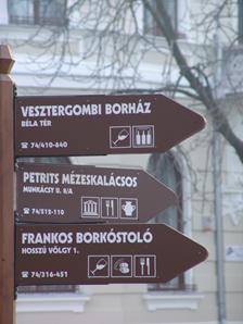 A szekszárdiak fából faragott táblái az örökségvédelmi előírásoknak megfelelően készültek, azokat a Népi Iparművészeti Tanács zsűrije bírálta el (7. ábra). 7.