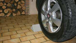 az autóban. 25 cm Egyszerűen ragassza le a garázs-padlóburkoló lapjaira!