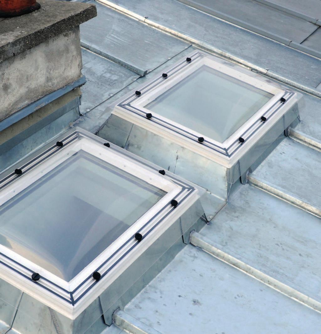 268 VELUX lapostetős felülvilágító Beépítés fémlemez fedés esetén A VELUX lapostetős felülvilágító ablak körüli cink burkolókeret kialakítása nagy odafigyelést és pontosságot igényel.