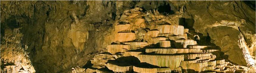 47 18. ábra: A lecsapódott kalcium karbonátból kialakult teraszok a Škocjan barlangban (https://travelslovenia.