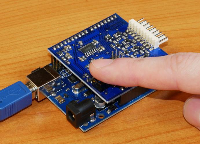 ábra: A pulzus mérésére az általunk fejlesztett EDAQuino nevű Arduino shieldet használják a hallgatók.