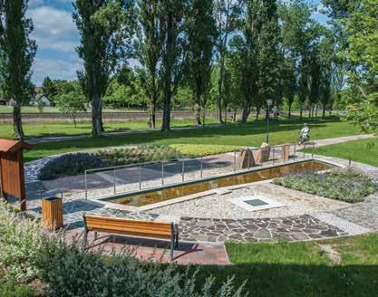 A Római-forrás a domb lábánál található, melynek közelében római kori villaépület maradványai lelhetőek fel. Balatongyörök szőlőhegye, a Becehegy és a XIX.