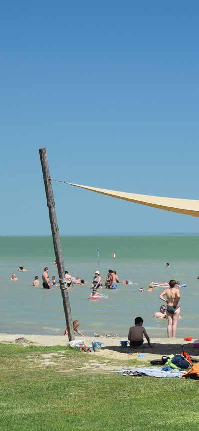 Strand nyár Ha egy igazi családi- és gyermek vízi paradicsomra vágyik, akkor a balatongyöröki strand hosszú homokos, lidós partszakasszal, árnyas és napos területek váltakozásával az ideális