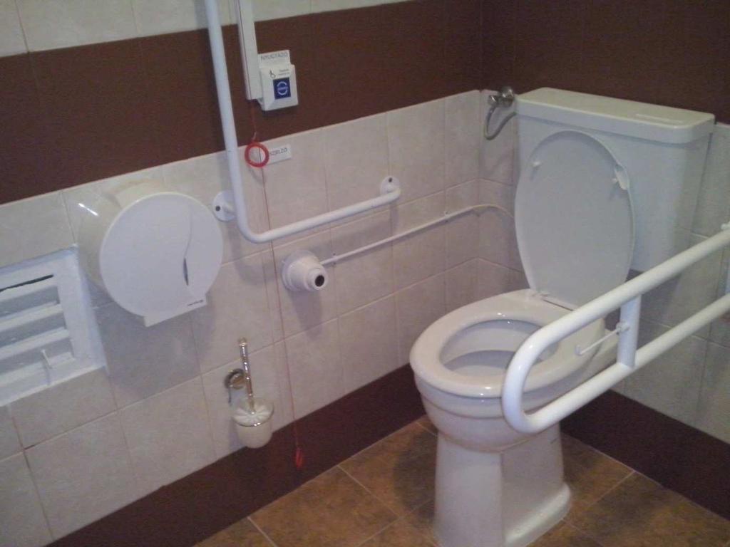 7 Akadálymentes wc: Az építész terveken az akadálymentes wc nem a végleges kialakítású. A kiadott akadálymentes wc TERVLAPOKAT kell figyelembe venni a kivitelezésnél.