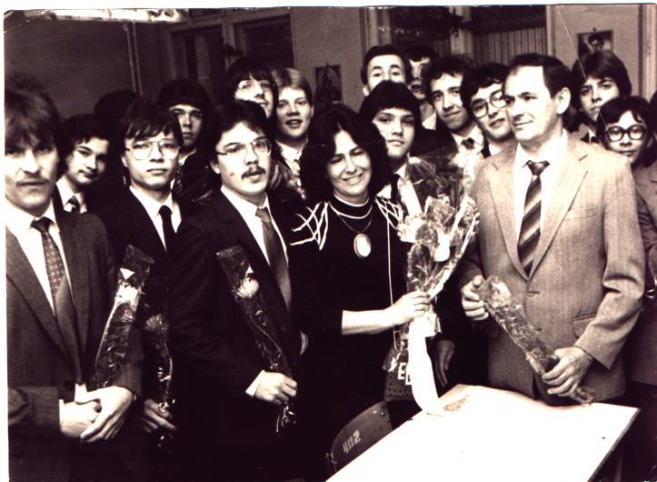 elektronikai szakon tanultak, tehát ilyen technikusi oklevelet kapnak. Az 1984-ben érettségizők már két különböző szakon tanulnak.