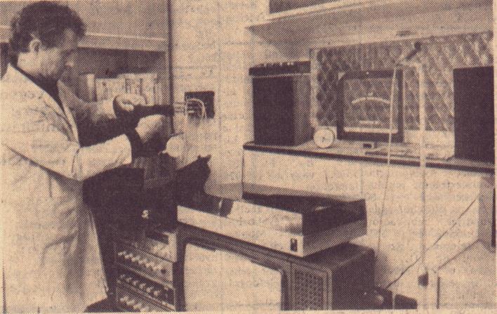 Az elektrotechnikai műhelyben Elmélyült munka a kábel-tv erősítőjén Az iskola és a munkahelyek között különleges kapcsolat van: ez kölcsönös és egyenrangú megállapodásokban fejeződik ki.