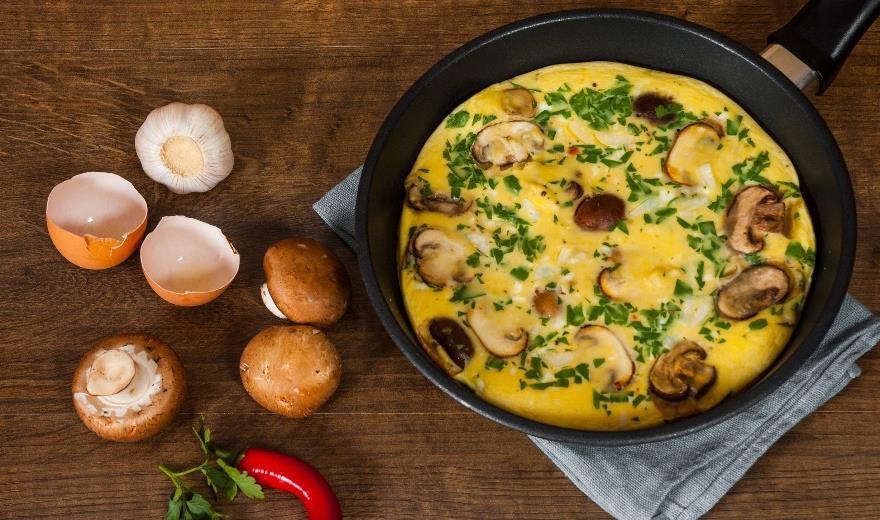 Protein load spenótos-gombás omlette 2 db egész tojás 2 db tojás fehérje 100 g zsírszegény túró (4-5 púpos evőkanál) 200 g bébispenót levél (0,5 előrecsomagolt doboz) 100 g barna csiperke (5-6