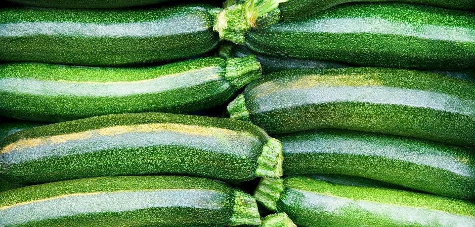 perc alatt elkészíthető. Egy sütőpapírra tesszük a félbe vágott koktélparadicsomokat és a gerezd fokhagymát; sózzuk, borsozzuk, meglocsoljuk az olajjal és a balzsamecettel, majd 180 fokon kb.