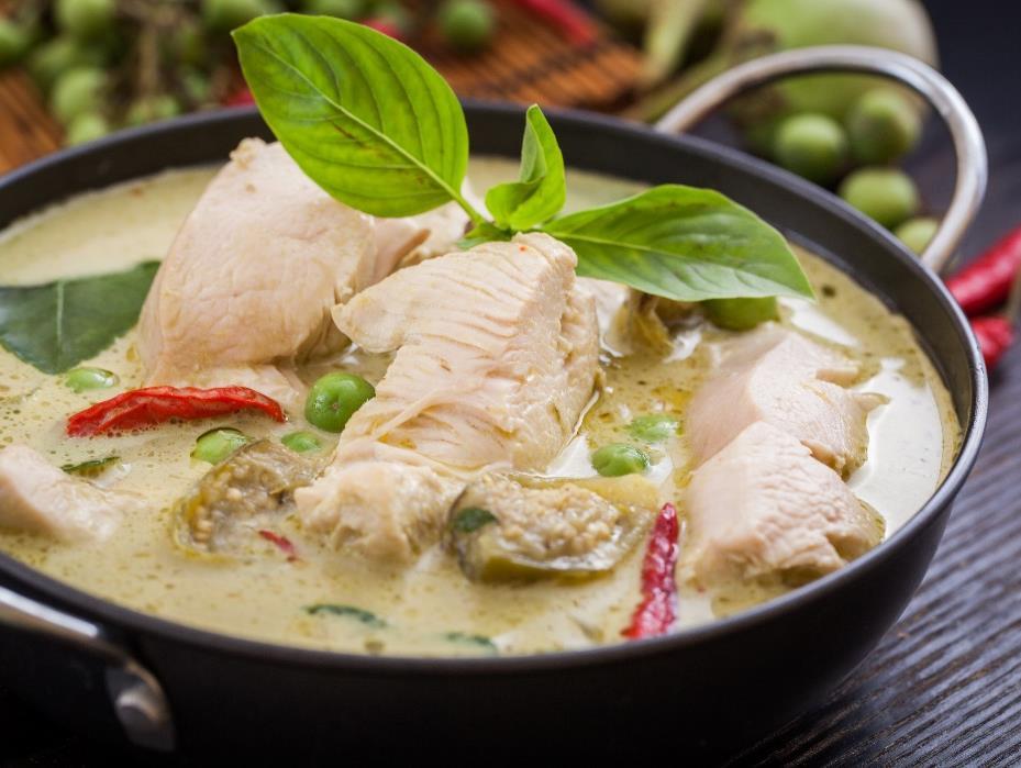 Narancsos csirke brokkolis barna rizzsel 150 g csirkemell, kockákra vágva 30 g kókusz főzőkrém 0,3 dl frissen facsart narancslé 0,25 narancs héja 1 teáskanál szezámolaj só, bors, curry