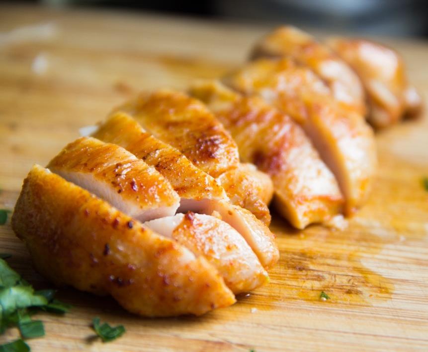 Karfiolfőzelék pulykafalatokkal 100 g pulykamell, filé 1 teáskanál vaj só, borsikafű, rozmaring 300 g karfiol (friss vagy fagyasztott) 1,5 dl tej, 1,5% 25 g főzőtejszín (2 evőkanál) 6 g zabpehely